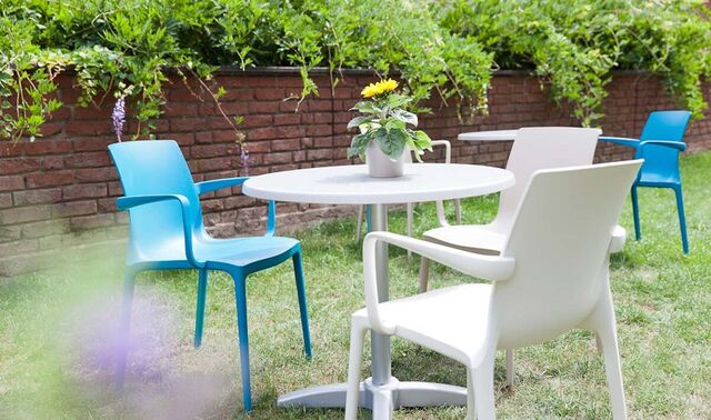 Garten des Haus Remigius. In diesem stehen einige Gartenstühle und zwei Tische.